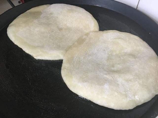 烙饼柔软起层有秘诀教你,烙饼太筋道了