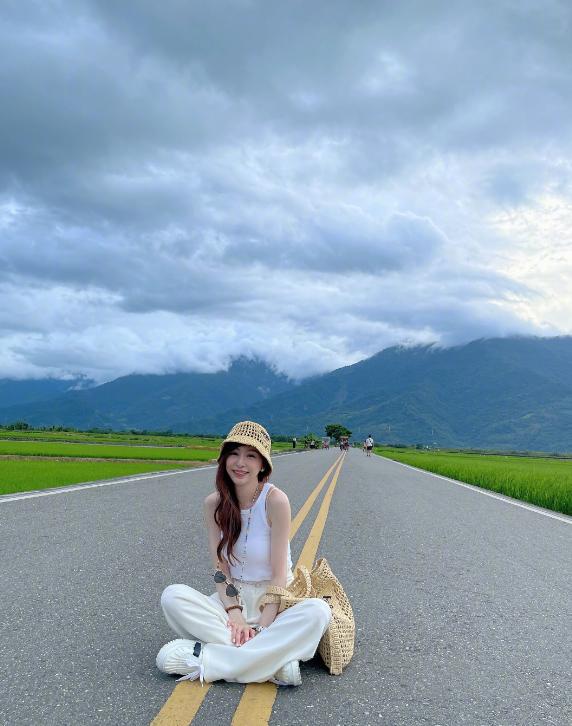 王心凌粉色帽子造型,王心凌穿搭回归现实生活