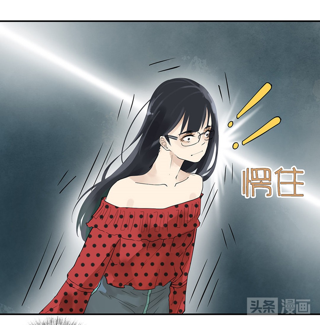 隐形文胸突然掉下，女白领淡定把它扔进垃圾箱，假装和它毫无关系