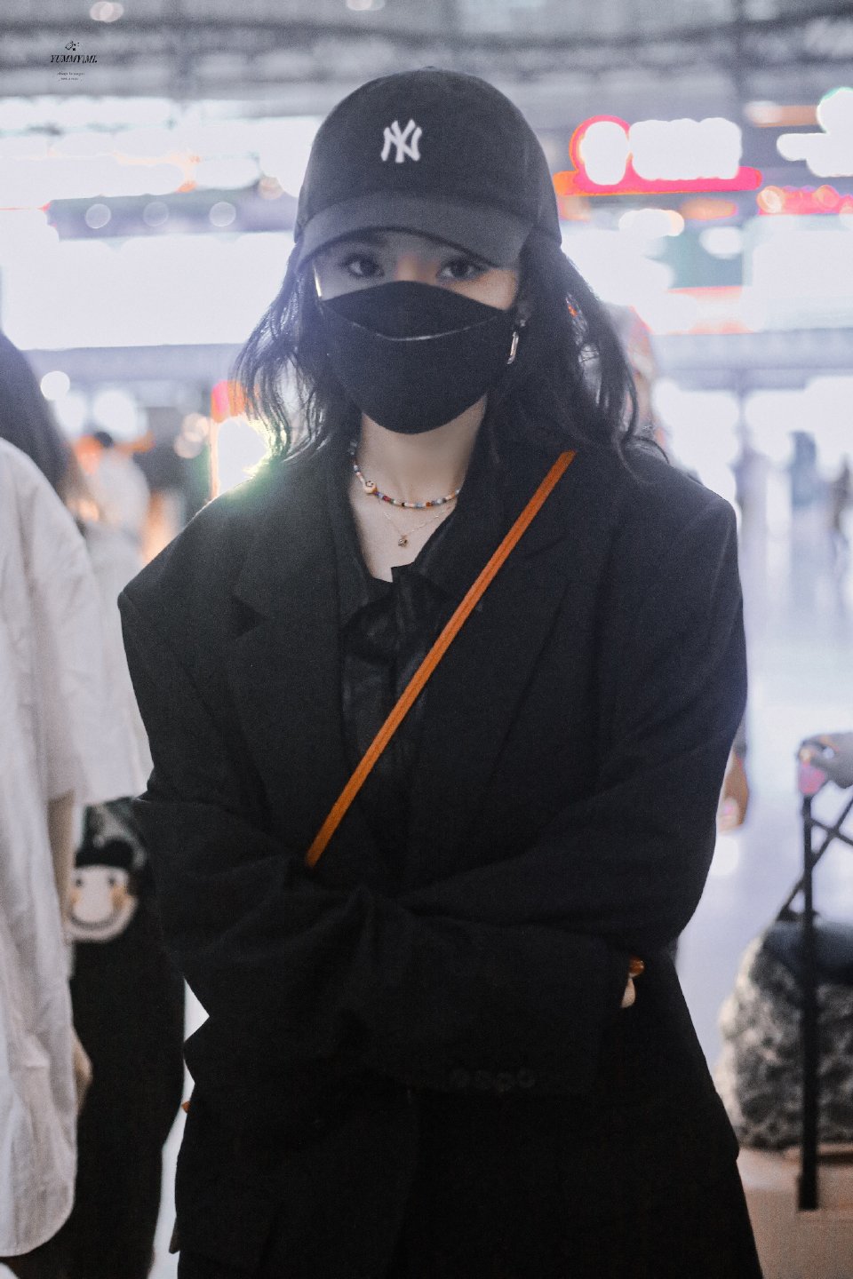 杨幂蓝色三道杠拉链外套穿搭,杨幂戴卡其色棒球帽机场街拍