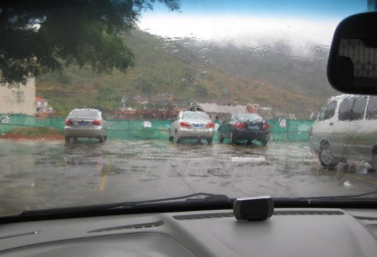 汽车雨刮器刮得不干净有一层膜,汽车雨刮器刮不干净翻新