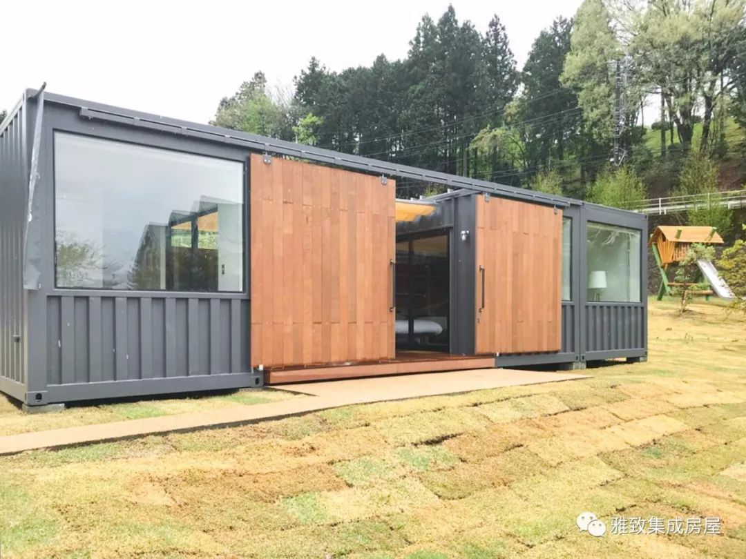 在富士山下的预制模块化露营酒店里,欣赏日本最高山峰的美景