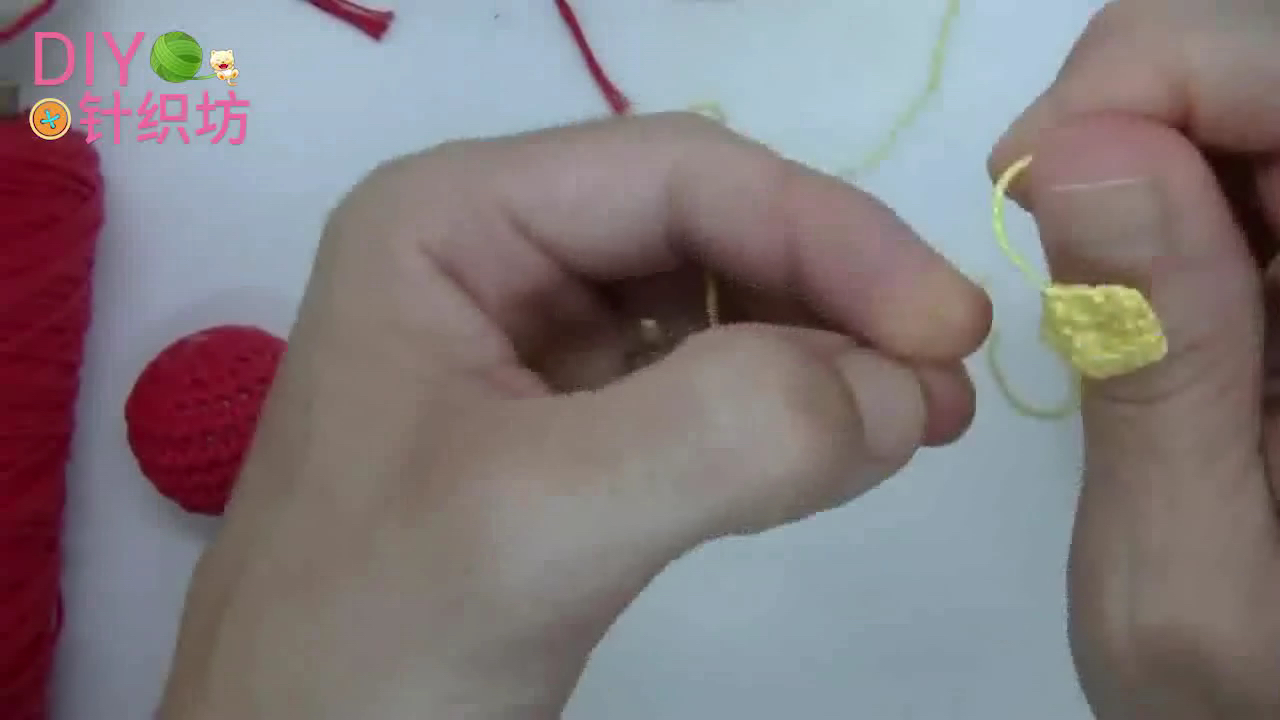 足球钥匙链小挂件,足球珠子编织钥匙扣