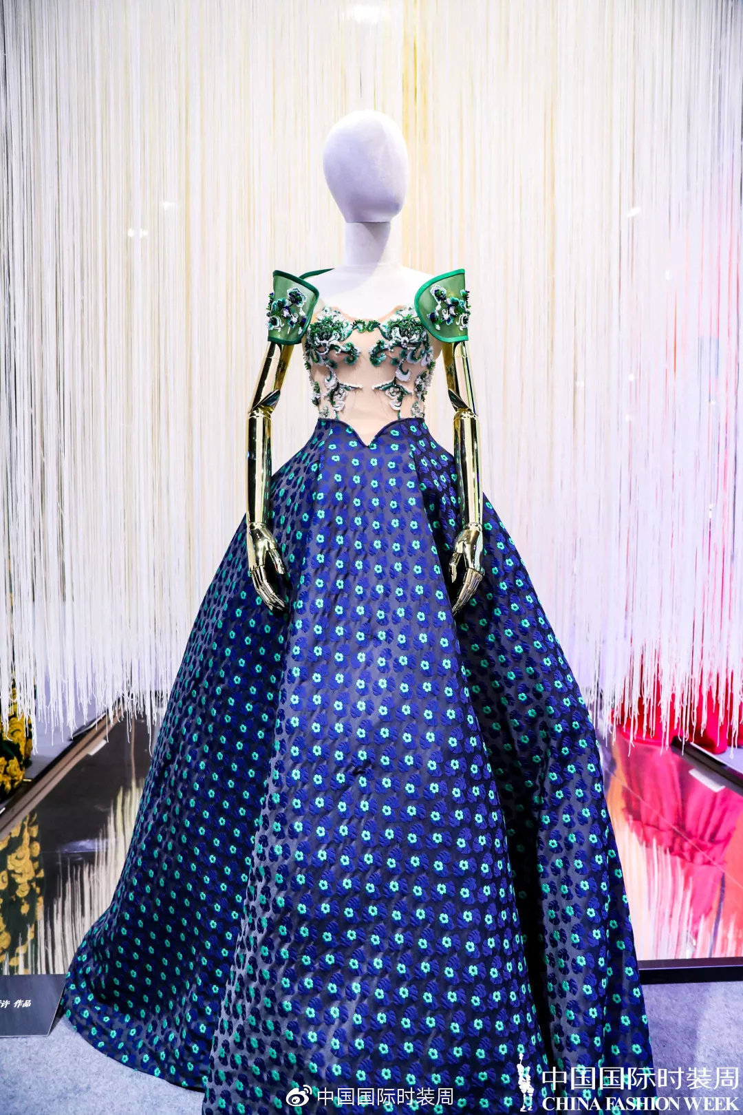 用丝线牵引时尚|“天锦地绣·华夏大美”刺绣艺术展精彩纷呈