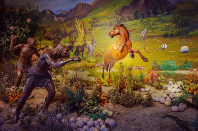 人类的祖先是怎样生活的60字,人类祖先最早发明的房子