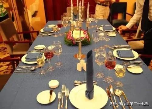 一人吃牛排想去厕所怎么办？刀叉摆对了，服务员看懂不会收走