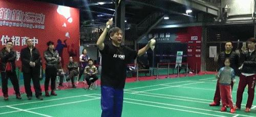 羽毛球正反手跨步跳球的挥拍动作,羽毛球挥拍技巧以及注意事项