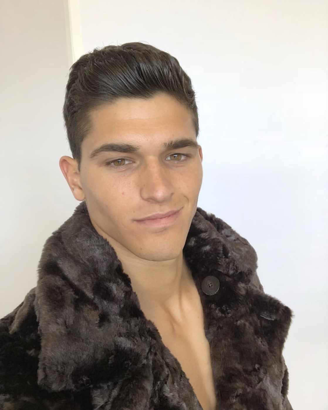 完成学业重新复出，黄金比例的小狼男模狗能否通过时尚的重新洗牌