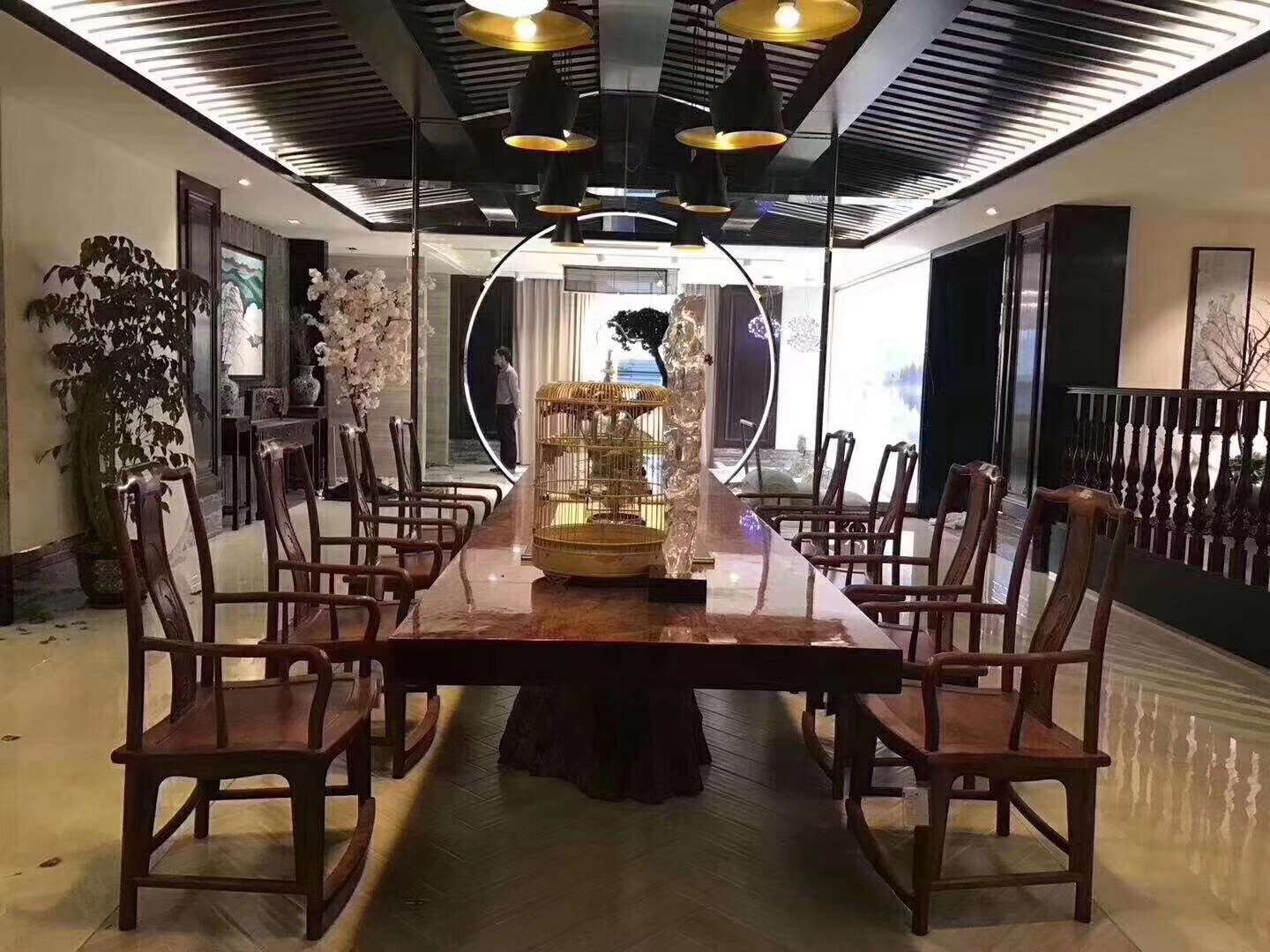 暗访广东天价大板生产基地，原料全是称斤拉木头，富豪还排队来买