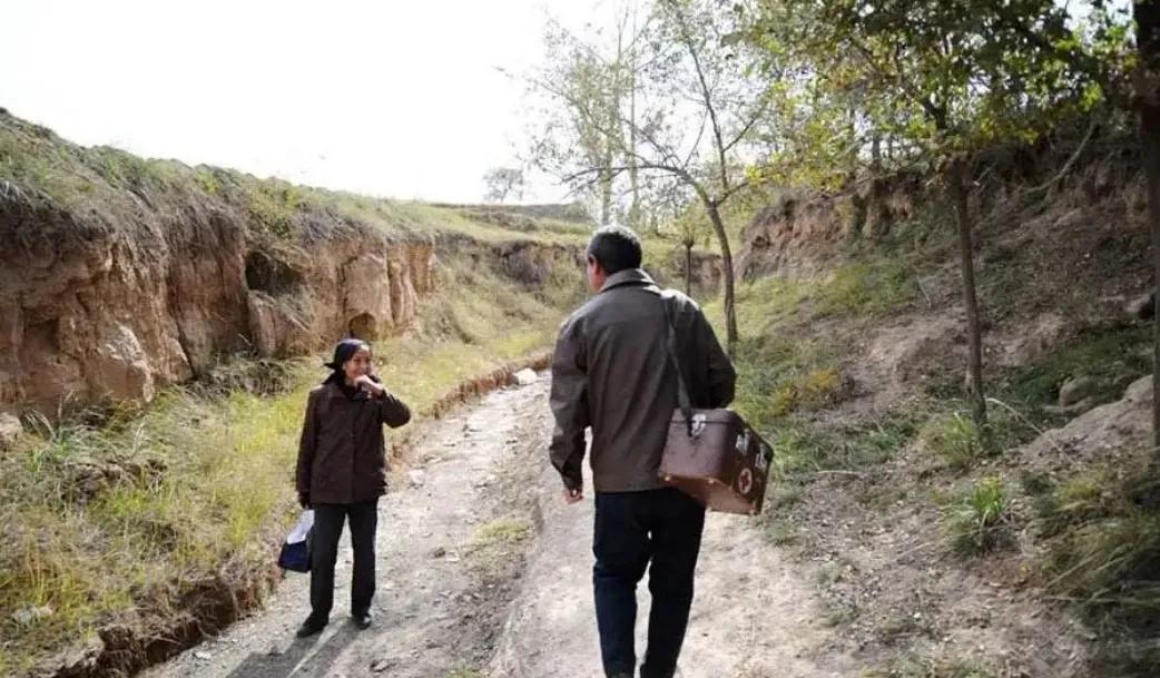 私人诊所每天爆满图片,街上的诊所为何人满为患