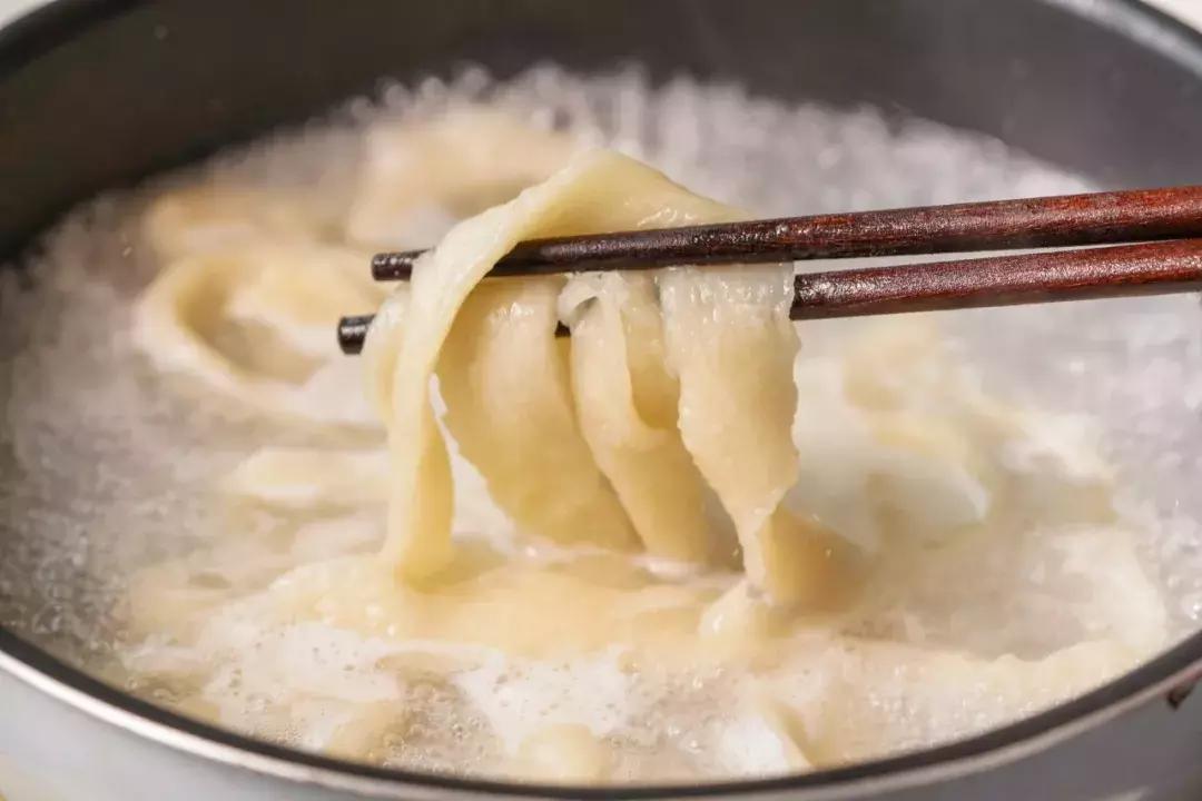 正宗好吃油泼面做法视频,油泼面怎么做最简单最好吃