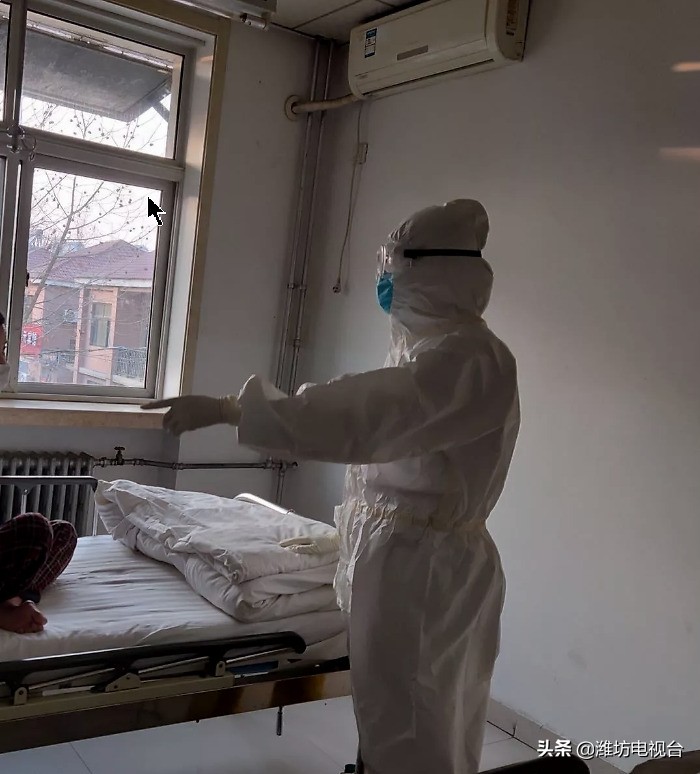 美小护正在为住院患者宣教,美小护抗疫宣教队