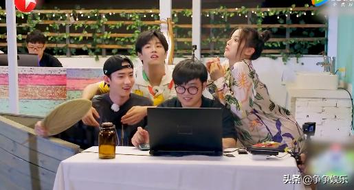 杨超越灵魂模仿哪吒，自我陶醉很嘚瑟，吴宣仪却被欢乐嘲讽