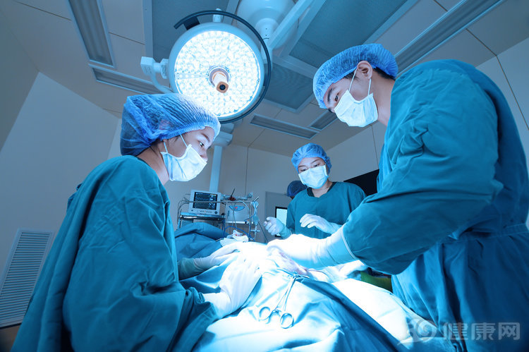 外阴上长了痘痘是尖锐性湿疣吗,女性尖锐性湿疣和痘痘