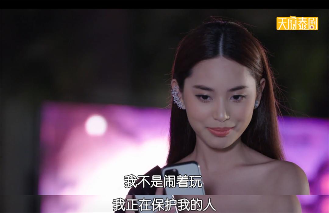 扒开衣服，这女人杀疯了