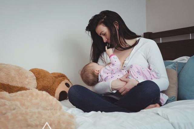 母乳少宝宝不吃怎么办,母乳宝宝吃不饱有什么表现