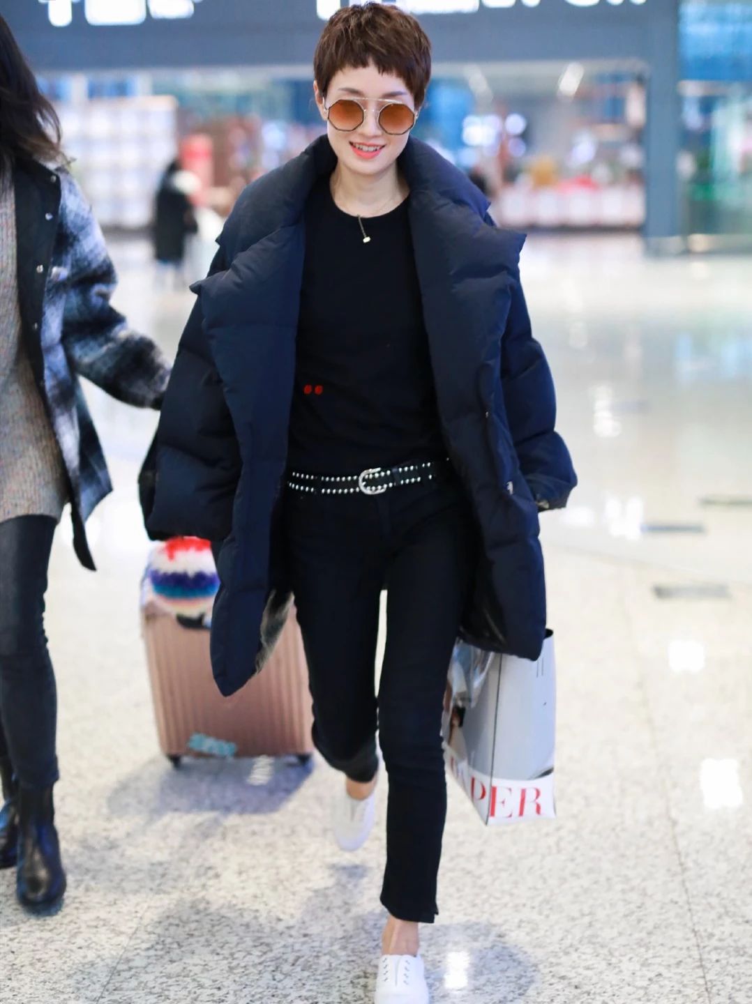 聪明女人秋冬季节也少不了腰带，外穿内搭都可以，明星都喜欢