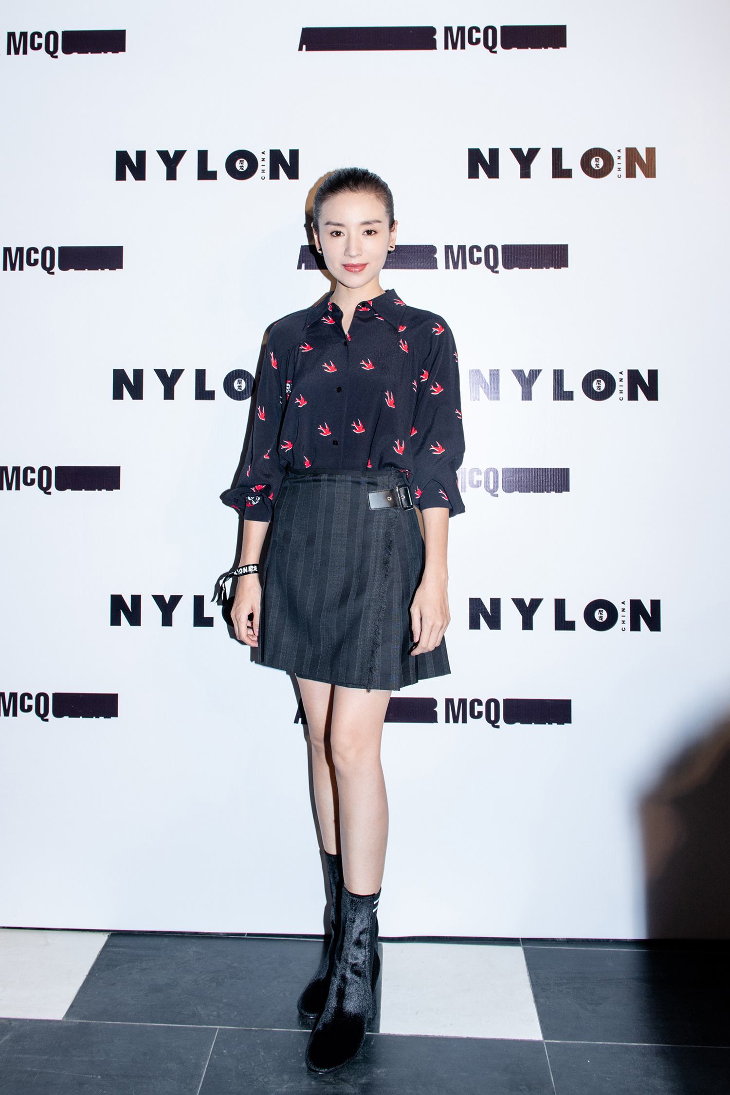 37岁董洁侧颜美如画,董洁穿黑色长裙出席活动