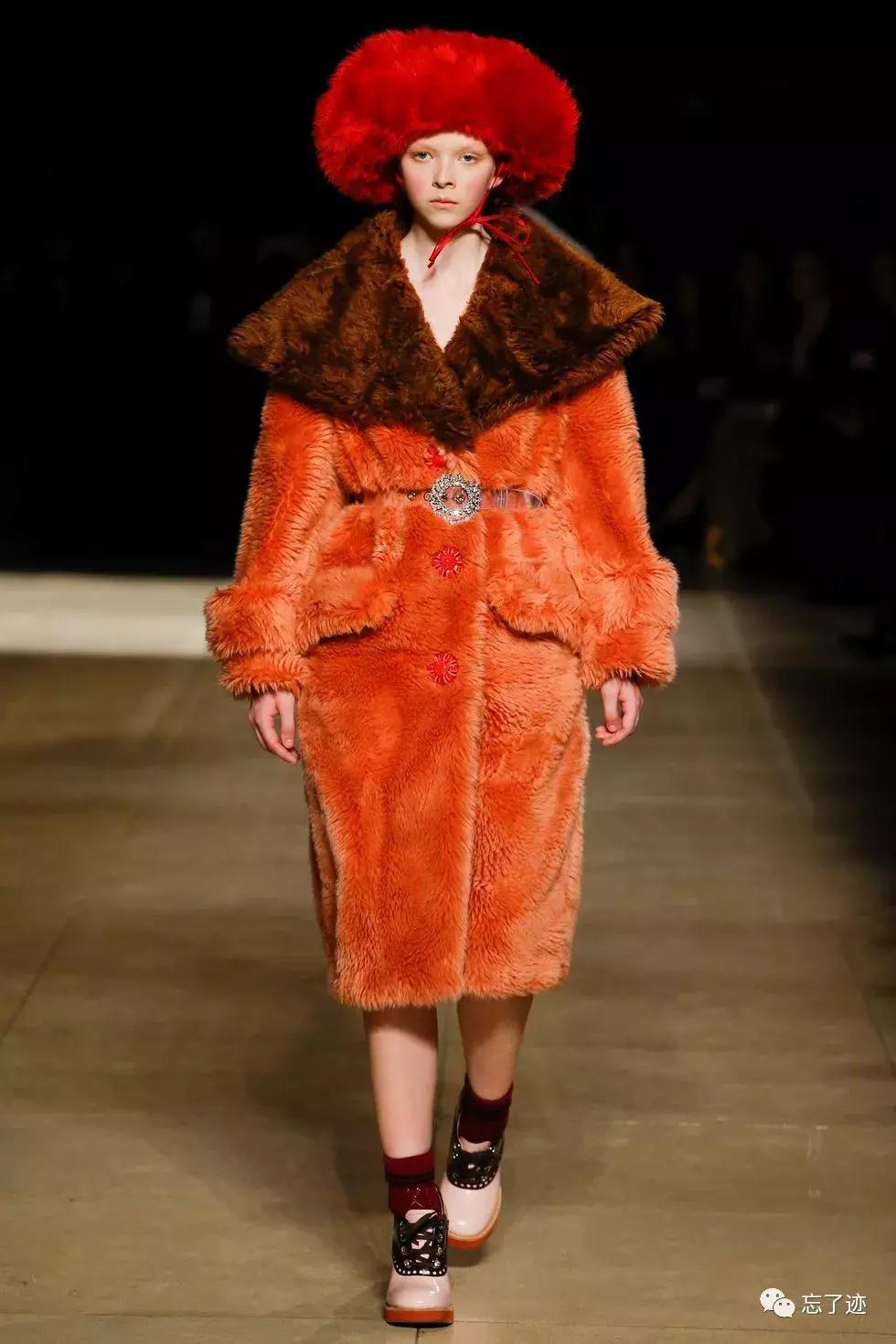 时装t台及镜前造型,时装t台秀套装