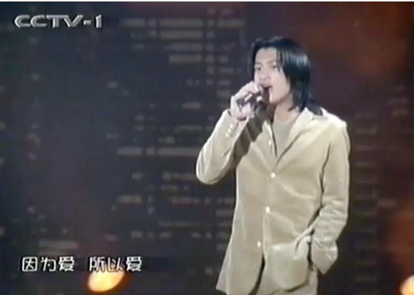 大湾区王菲出场谢霆锋表现,谢霆锋看王菲演唱会的视频