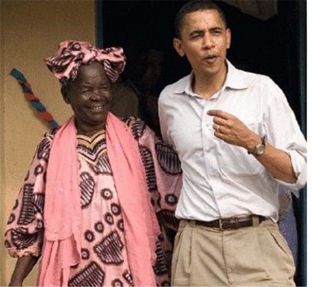 奥巴马首次回非洲老家：帮祖母扛大米，和兄弟们一起在村头喝酒