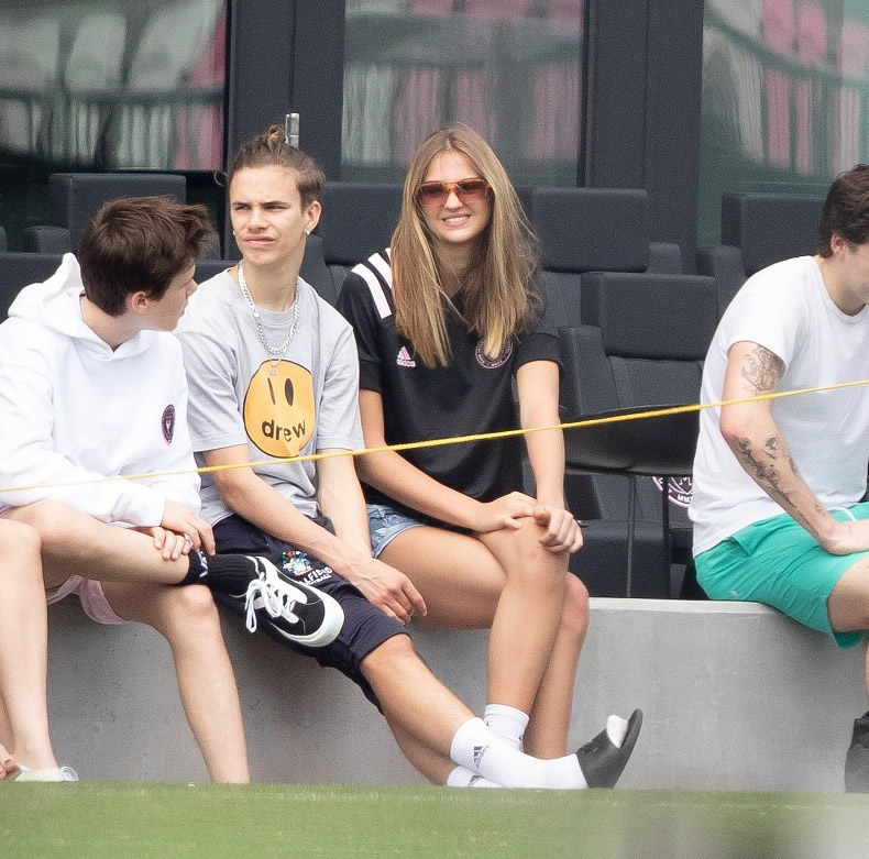 贝克汉姆带娃的视频,贝克汉姆带儿子踢足球