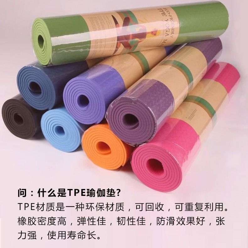 瑜伽垫上的垫子,瑜伽课瑜伽垫的图片