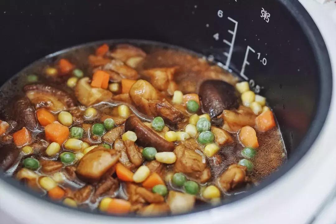 香菇板栗焖鸡学会后天天吃都不腻,简单易学的香菇鸡焖饭分享给大家