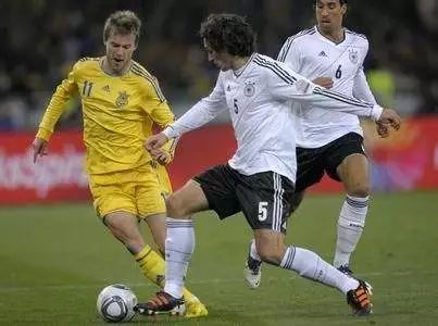 足球防人小技巧,足球后卫防人必学十大技巧