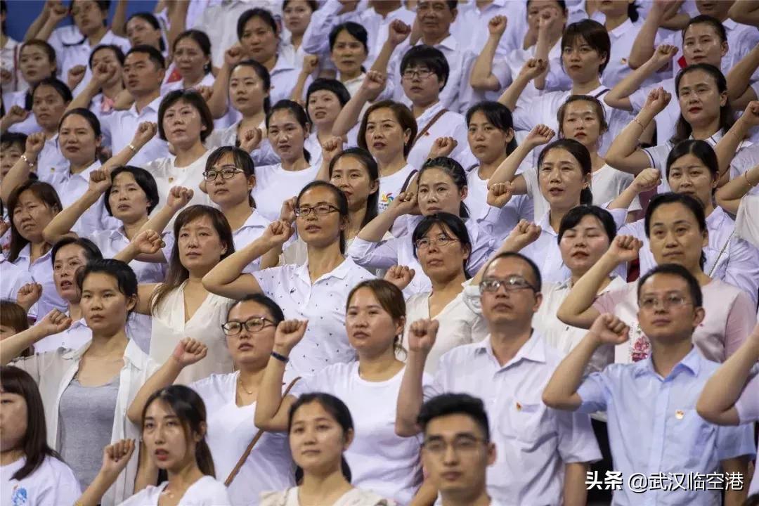 武汉军运会火种点燃,武汉迎军运五星红旗