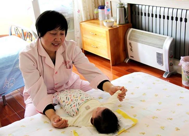 婴儿呛奶妈妈急救,育婴师被呛奶讲解视频