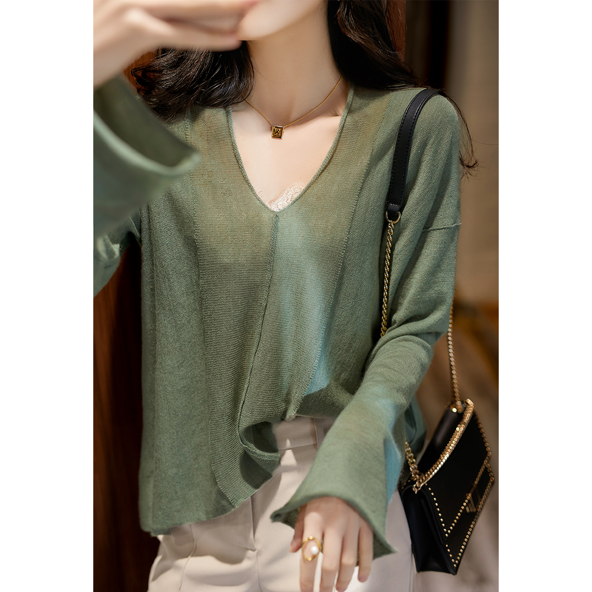 白色修身打底衫搭配裤子 (宽松保暖打底衫怎么搭配裤子)