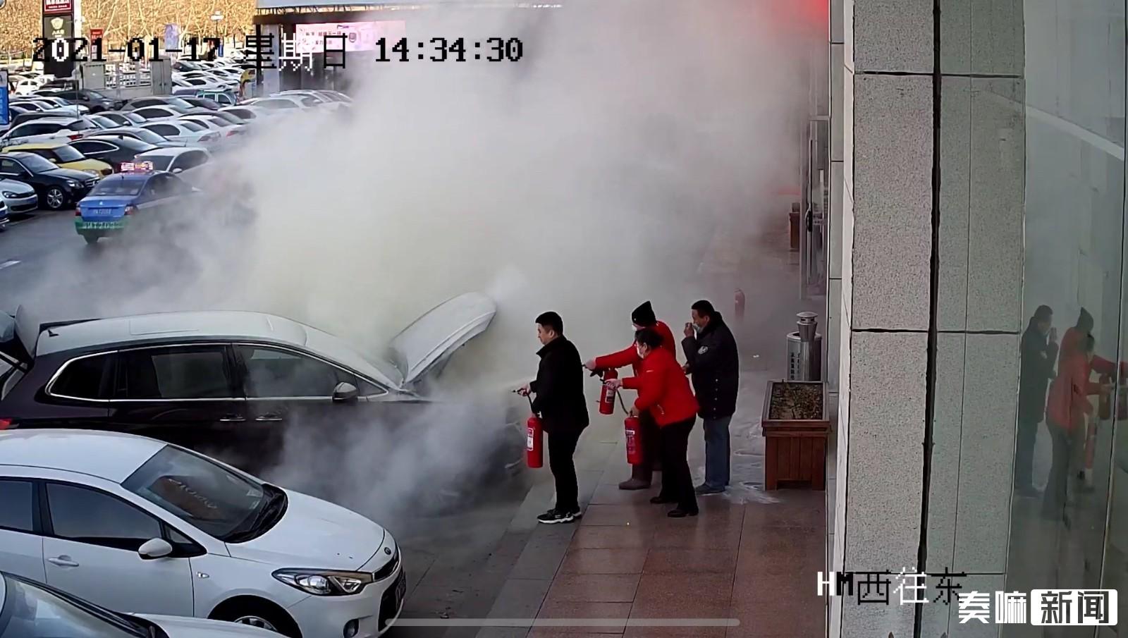小轿车自燃起火环卫工变身消防员,轿车自燃起火市民扑救
