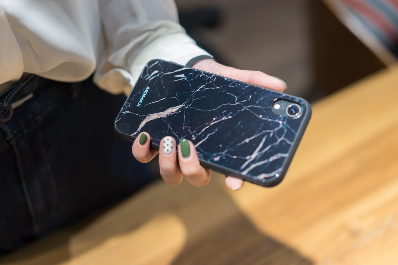 超薄磁吸充电宝摩米士,便携式充电宝快充摩米士