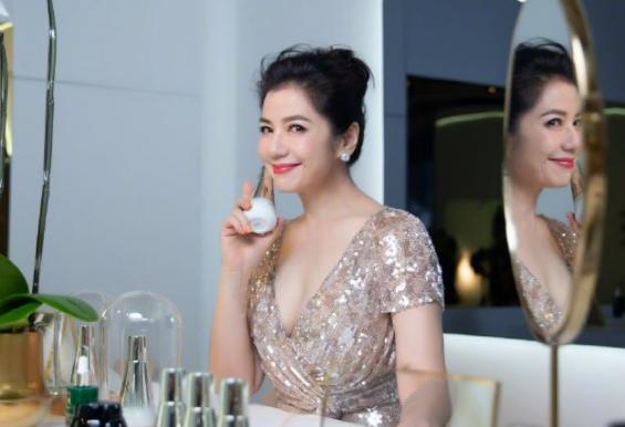 60岁钟楚红近照潇洒,59岁钟楚红气质依旧