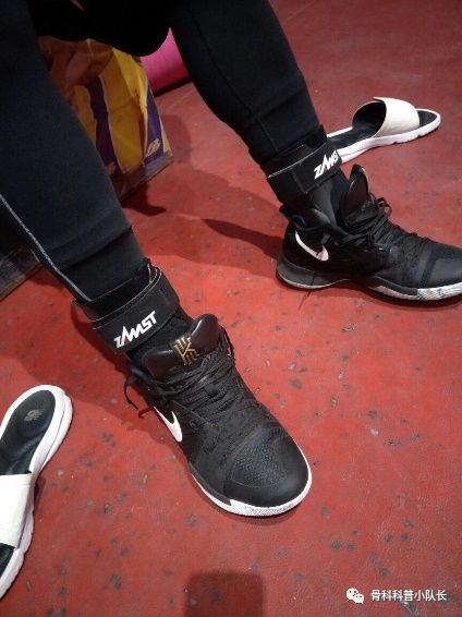 打篮球崴脚怎么处理热敷还是冷敷,崴脚超过48小时是热敷还是冷敷