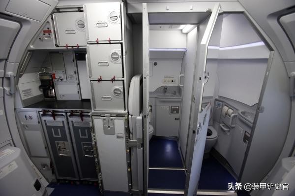 日本海军飞行员在空中如何解决内急？玻璃瓶，空罐头有大用