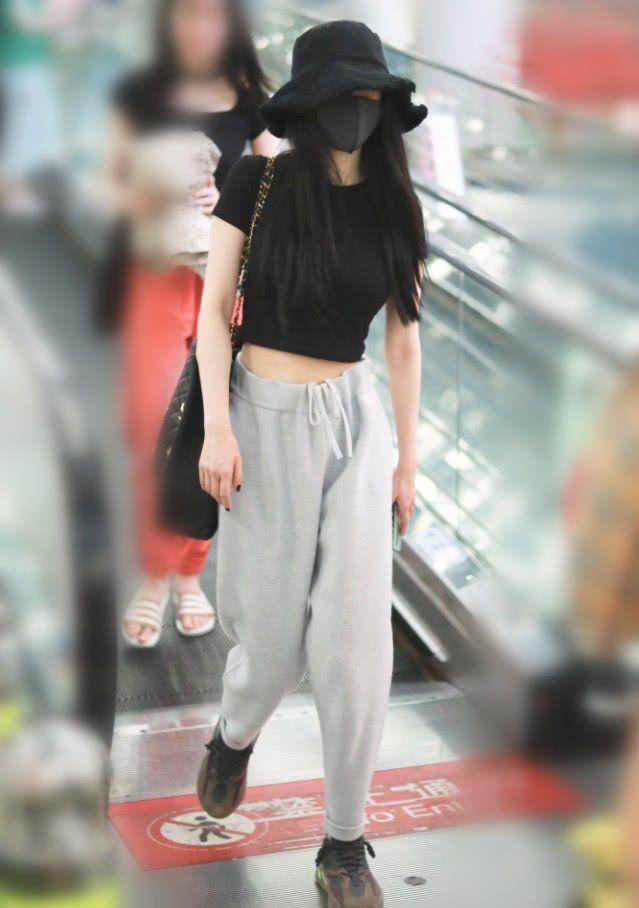 杨幂的身材真是超级棒,杨幂的身材走路带风