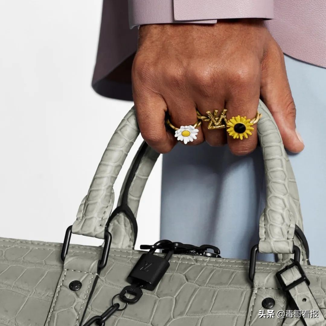 简约的首饰往往是穿搭的必杀技,首饰穿搭