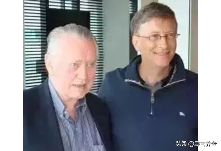 戴15元手表，租一居室，秘密捐出560亿，这位老人活出上帝的模样