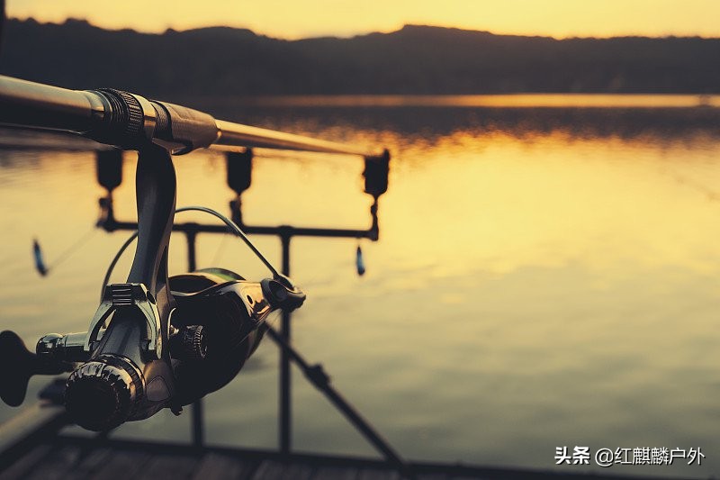 鱼线绑在鱼竿上的绑法教学,把鱼线绑在鱼竿上该怎么绑