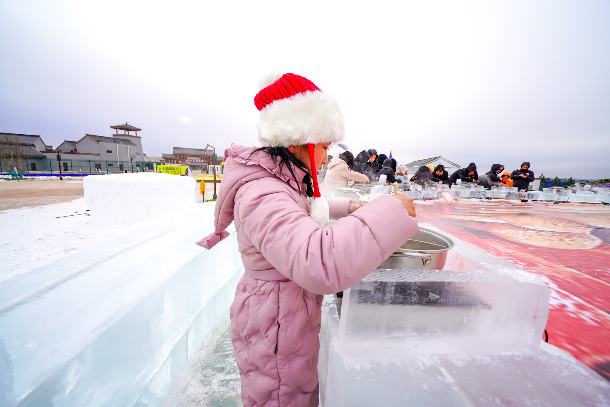 美也声声马鸣，冰雪晶莹！壮哉辽阔草原，新岁康安