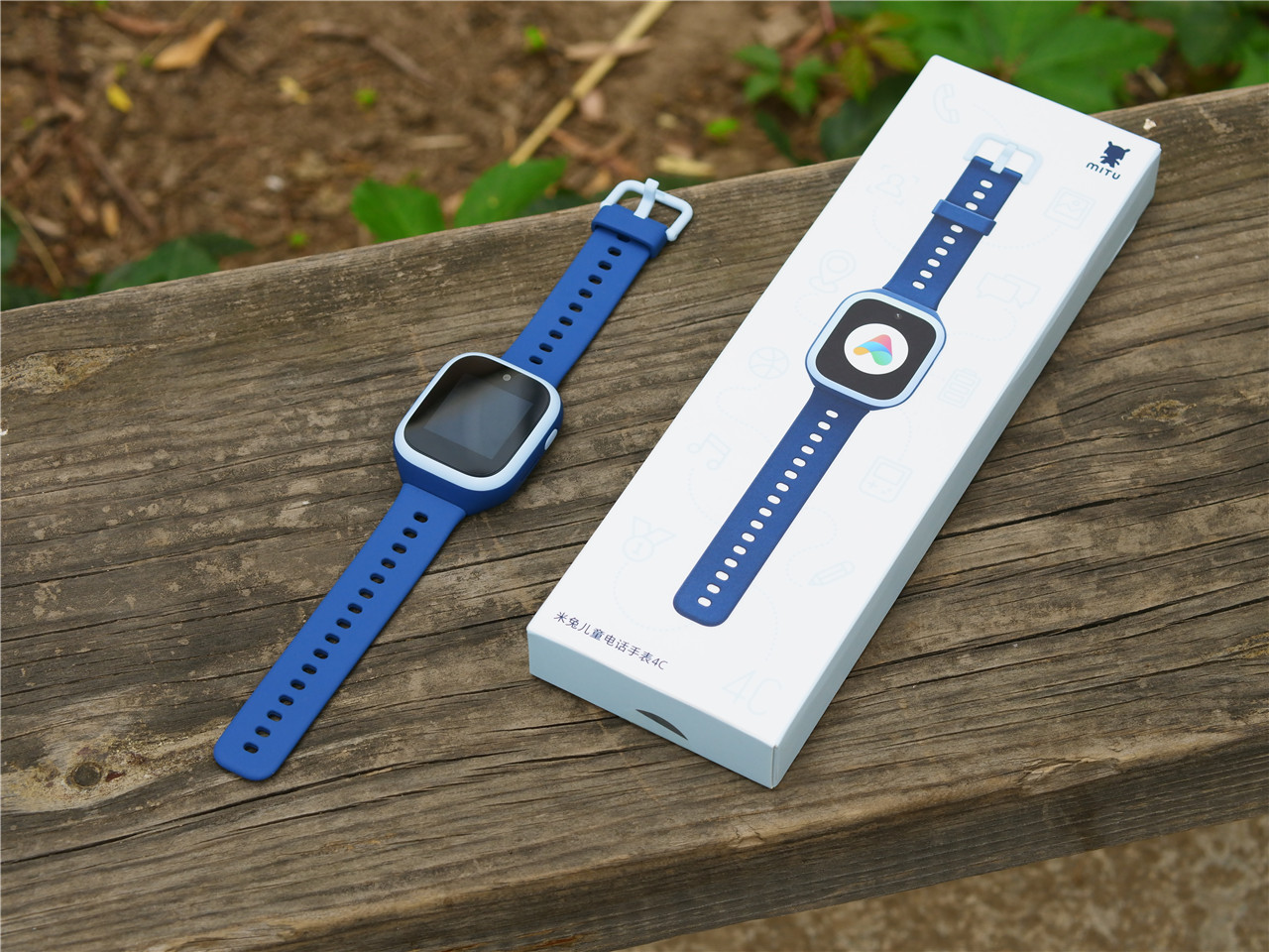 支持4G全网通米兔儿童电话手表4C八重安全定位守护更放心