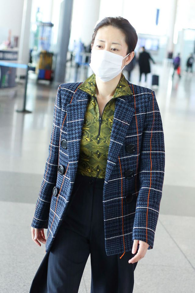 刘敏涛垫肩西装配缎面吊带,刘敏涛穿西装惊艳