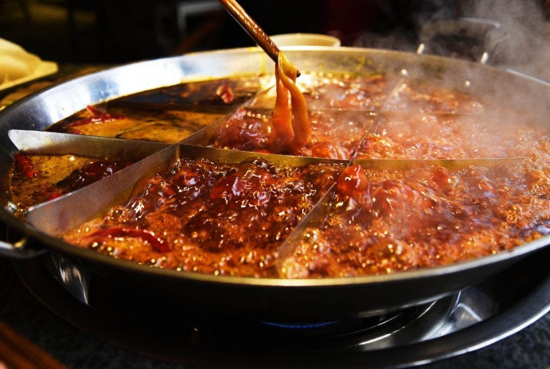 吃着共和锅，喝着烧刀子，萍水相逢的人们在寒风中吃出了温暖