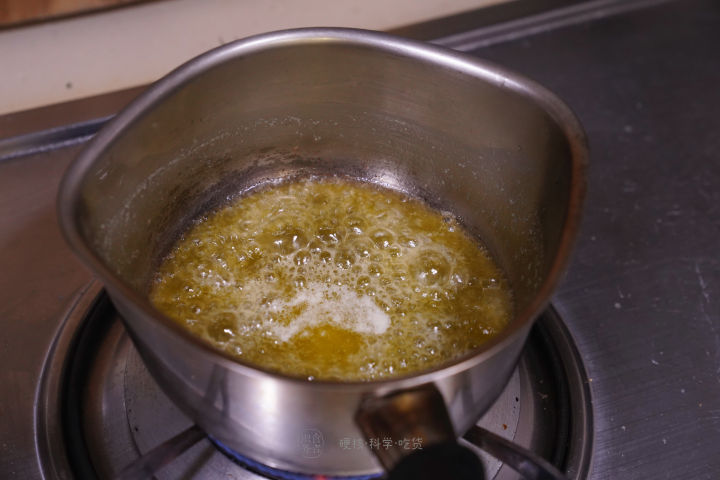 煎牛排爆油怎么办,煎牛排放黑胡椒容易糊吗