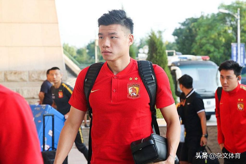 在恒大拿百万年薪却鲜有出场！0转会费加盟球队，迎娶美丽娇妻