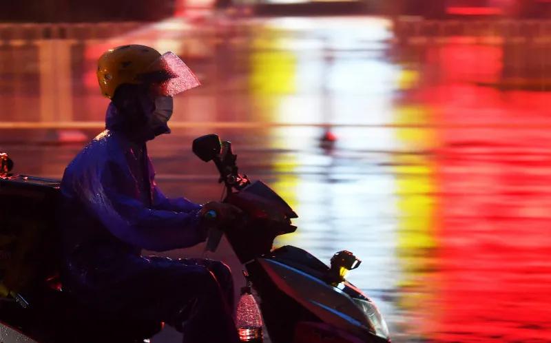 “吃不起饭了!”外卖涨价背后,美团哭诉亏损,商家抱怨没钱赚