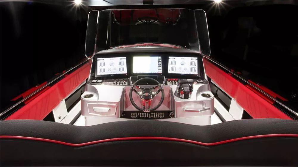 开过我们的豪车，再坐一坐我们的游艇！