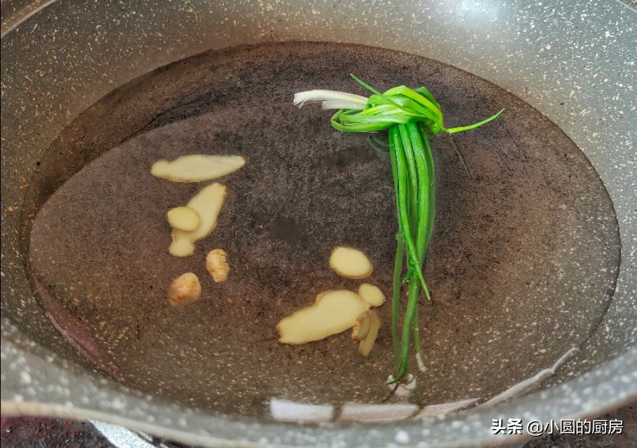 虾焯水的正确做法,煮虾煮几分钟才不会老很嫩